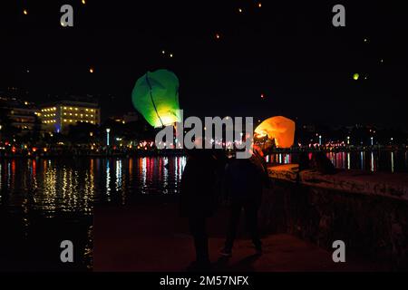 Himmelslaternen, die am Himmel schweben. Volos-Lichterfest. Bunte Fluglaternen, Griechenland Stockfoto