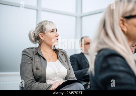 Seitenansicht. Im Konferenzraum sitzen die Zuhörer für Geschäftsseminare. Stockfoto