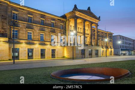 WUPPERTAL, DEUTSCHLAND - 14. DEZEMBER 2022: Historische Gebäude rund um den Hauptbahnhof von Wuppertal bei Nacht am 14. Dezember 2022 in Bergisches L. Stockfoto