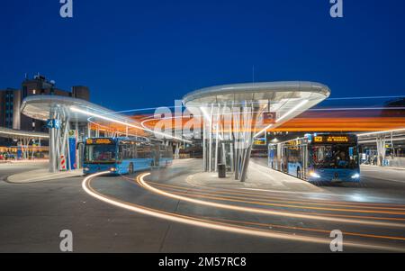 WUPPERTAL, DEUTSCHLAND - 14. DEZEMBER 2022: Leuchtpfade rund um den zentralen Busbahnhof am 14. Dezember 2022 in Wuppertal, Bergisches Land Stockfoto