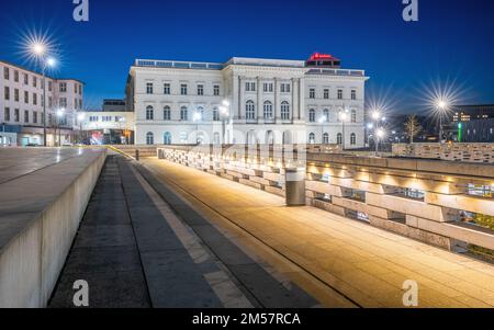 WUPPERTAL, DEUTSCHLAND - 14. DEZEMBER 2022: Historische Gebäude rund um den Hauptbahnhof von Wuppertal bei Nacht am 14. Dezember 2022 in Bergisches L. Stockfoto