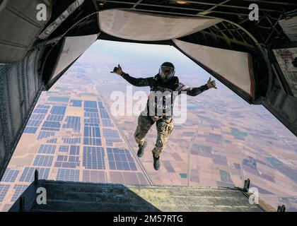 EL CENTRO, Kalifornien (7. Dezember 2022) Survival Equipmentman 1. Class Aldalberto Mascorrosilva aus Granbury, Texas, führt einen planmäßigen Ausgang über El Centro aus einem C-2A Greyhound, der den „Anbietern“ der Flottenlogistikstaffel (VRC) 30 zugeteilt ist, im Rahmen einer militärischen Übung zum freien Fall durch. Das Referat für Schulung und Bewertung der Kampfstoffbeseitigung (EODTEU) 1 entwickelt und bietet realistische Schulungen für EOD sowie mobile Tauch- und Bergungskräfte an, um sie auf künftige Einsätze zur Unterstützung nationaler Ziele vorzubereiten. (USA Marinebild von Mass Communication Specialist 3. Class Sebastian Por Stockfoto