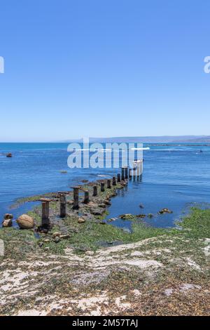 Valparaiso, Chile - 6. Dezember 2022: Sandiger Algarrobo-Strandneart Valparaiso am Pazifik Stockfoto