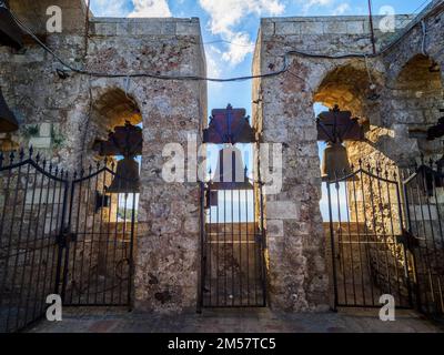 Die Glocken von König Fredericks II. Turm (Torre di re Federico II) in der mittelalterlichen Stadt Erice - Sizilien, Italien Stockfoto