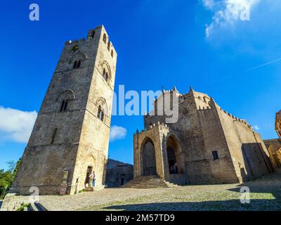 König Fredericks II. Turm (Torre di re Federico II) und Königliche Kathedrale (Real Duomo) in der mittelalterlichen Stadt Erice - Sizilien, Italien Stockfoto