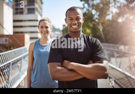 Ein Workout-Kumpel macht es so viel einfacher. Porträt von zwei sportlichen jungen Menschen, die draußen stehen. Stockfoto