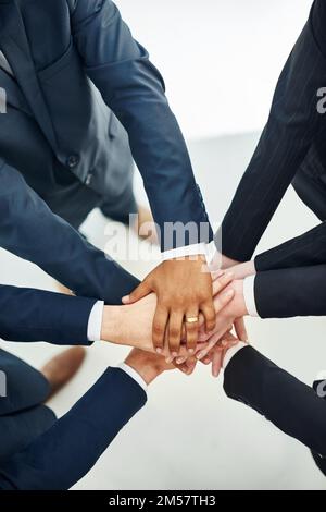 Erfolgreiche Teams arbeiten zusammen. Nahaufnahme einer Gruppe von Geschäftsleuten, die in einem Zusammentreffen stehen, mit gestapelten Händen. Stockfoto