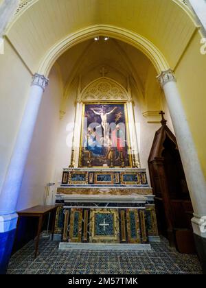 Kapelle mit dem Gemälde, das die Kreuzigung (19. Jahrhundert) von einem unbekannten Maler in der Königlichen Kathedrale (Real Duomo) von Erice darstellt - Sizilien, Italien Stockfoto