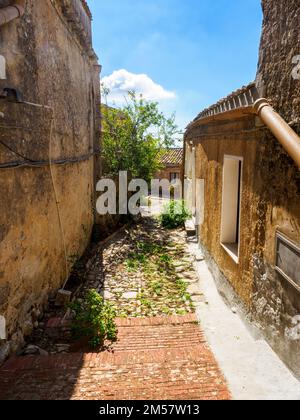 Straße mit Kopfsteinpflaster in der mittelalterlichen Stadt Erice - Sizilien, Italien Stockfoto