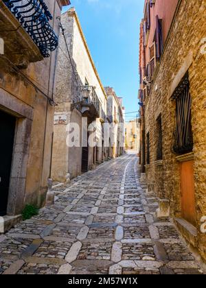 Straße mit Kopfsteinpflaster in der mittelalterlichen Stadt Erice - Sizilien, Italien Stockfoto