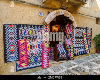 Souvenirladen in den Gassen der mittelalterlichen Stadt Erice - Sizilien, Italien Stockfoto