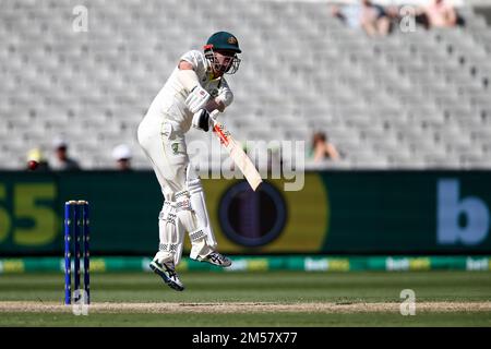 Melbourne, Australien, 27. Dezember 2022. Travis Head of Australia schlägt während des Testspiels am zweiten Weihnachtsfeiertag zwischen Australien und Südafrika auf dem Melbourne Cricket Ground am 27. Dezember 2022 in Melbourne, Australien. Kredit: Dave Hewison/Speed Media/Alamy Live News Stockfoto