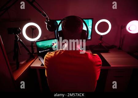 Rückansicht eines Spielers, der allein in einem Raum spielt Stockfoto
