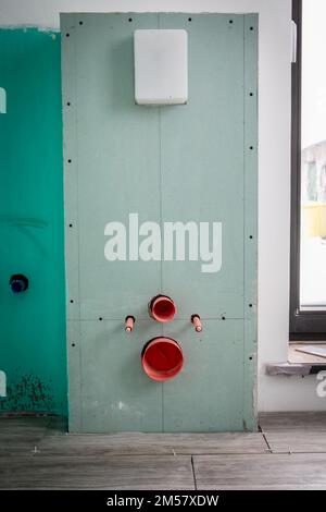 Badezimmerreparatur und -Bau. Sanitär-, Putz- und Fliesenarbeiten. Stockfoto