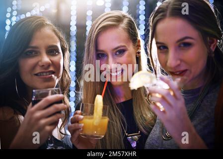 Füllen Sie Ihr Glas und kommen Sie zu uns. Porträt einer Gruppe von Freunden, die zusammen auf einer Party einen Drink trinken. Stockfoto
