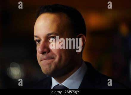 Datei Foto vom 18/12/2022 von Taoiseach Leo Varadkar, der sagte, er hofft, irische Truppen zu besuchen, die im nächsten Jahr nach dem Tod von Private Sean Rooney auf Friedensmissionen dienen. Der irische Soldat aus Newtowncunningham, Co Donegal, wurde im Libanon getötet, als sein Konvoi vor fast zwei Wochen angegriffen wurde. Ausgabedatum: Dienstag, 27. Dezember 2022. Stockfoto