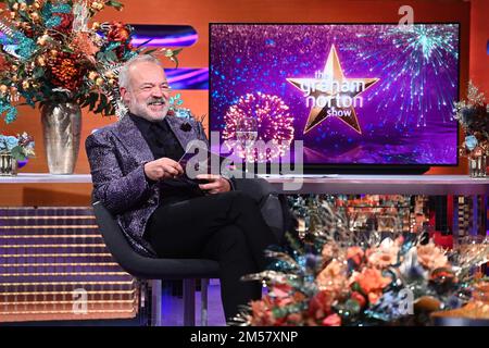 REDAKTIONELLE VERWENDUNG NUR zuvor nicht ausgestelltes Foto vom 17./11/22 des Gastgebers Graham Norton während der Dreharbeiten für die Graham Norton Show im BBC Studioworks 6 Television Centre, Wood Lane, London, zur Ausstrahlung am Silvesterabend. Stockfoto