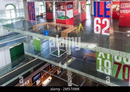 Architektonische Details des Museu Pelé, ein Museum, das der Karriere des ehemaligen Spielers Pelé gewidmet ist, befindet sich in der Stadt Santos, Brasilien Stockfoto