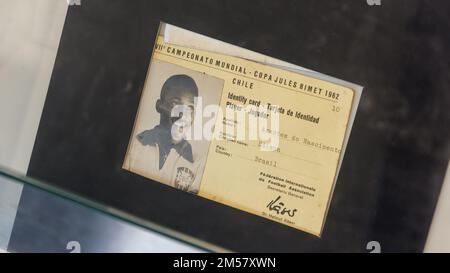 Erinnerungsstücke werden im Museu Pelé ausgestellt, einem Museum, das der Karriere des ehemaligen Spielers Pelé gewidmet ist und sich in der Stadt Santos, Brasilien, befindet Stockfoto