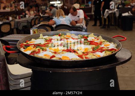 CORDOBA, SPANIEN - 23. MAI 2017: Dies ist eine riesige Bratpfanne mit einer der nationalen Gerichte beim Feria Festival. Stockfoto