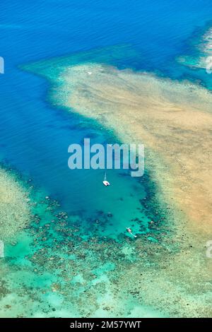 Australien: Aus der Vogelperspektive auf das türkisfarbene Wasser und die Korallenformationen des Great Barrier Reef Stockfoto