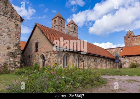 Kloster Vessra, Deutschland - 16. September 2022: Garten mit Wildblumen im Museum Vessra Abbey in Kloster Vessra, Thüringen in Deutschland Stockfoto