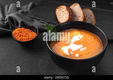 Vegetarische Lebensmittel gesunde Lebensmittel. Rote Linsensuppe auf dunklem Hintergrund, Draufsicht. Traditionelle nahöstliche, türkische und Ramadan-Küche. Vegane Küche Stockfoto