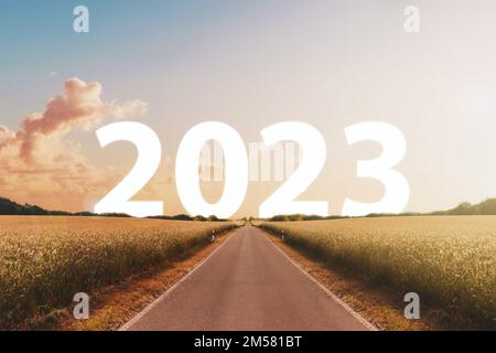 Frohes neues Jahr-2023-Konzept – Straße oder Autobahn mit Text Stockfoto