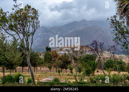 Christusstatue auf einem Friedhof in der Stadt Yungay unter dem Berg Huascaran in Peru Stockfoto