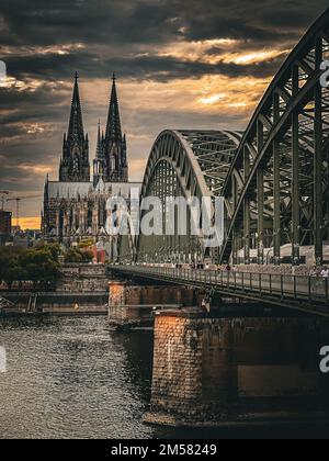 Ein vertikales Bild der Hohenzollernbrücke am Rhein und dem Kölner Dom Stockfoto