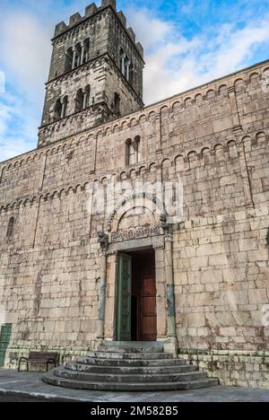 Außenansicht der Kollegialkirche San Cristoforo, bekannt als „Duomo di Barga“, über die Dächer der Stadt Barga, Toskana, Italien Stockfoto