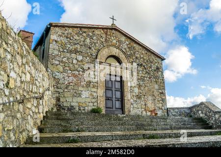 Die Kirche San Michele Arcangelo in der Stadt Micciano, Diözese Volterra, Gemeinde Pomarance, Provinz Pisa, Region Toskana, Italien Stockfoto