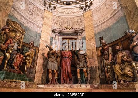 Terrakotta-Figuren des Bildhauers Agostino de Fondulis, im Inneren der katholischen Kirche San Sepolcro, Teil der Ambrosianischen Bibliothek in Mailand Stockfoto