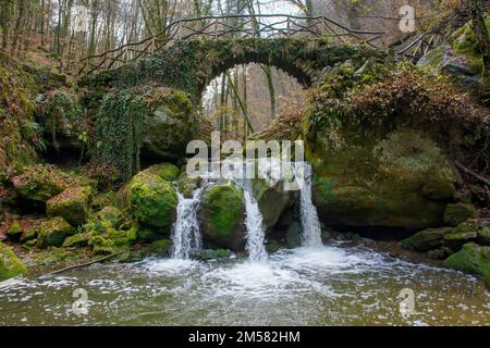 Ein wunderschöner Blick auf einen Schiessentumpel-Wasserfall auf dem Müllerthal Trail in Luxemburg Stockfoto