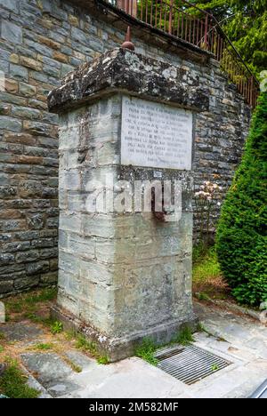 Trinkbrunnen mit Tafel zur Erinnerung an Dante Alighieris „Göttliche Komödie“, ein Dorf in toskanisch-emilianischen Apenninen, Provinz Forlì-Cesena, Italien Stockfoto