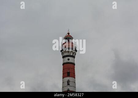 Hoher Leuchtturm bei bewölktem Wetter. Weiß-roter Leuchtturm. Osinovets Leuchtturm, Lake Ladoga Stockfoto