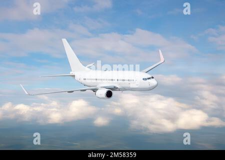 Weißes Passagierflugzeug, das am Himmel fliegt erstaunliche Wolken im Hintergrund - Reisen Sie mit dem Luftverkehr Stockfoto