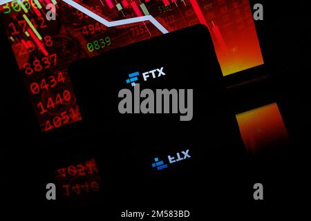 Firmenlogo von FTX im Hintergrund. Stockfoto