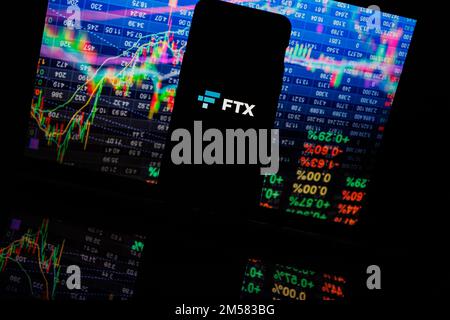 Firmenlogo von FTX im Hintergrund. Stockfoto