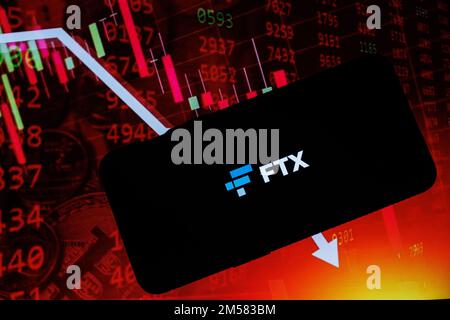 Firmenlogo von FTX im Hintergrund. Stockfoto