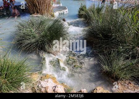 Saturnia, Italien - 13. September 2022: Die Menschen baden in den heißen Quellen der Saturnia Therme, Saturnia, Toskana, Italien Stockfoto