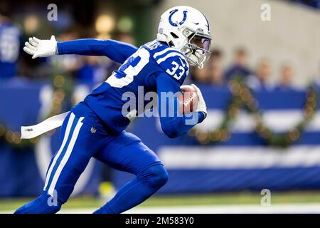 Indianapolis, Indiana, USA. 26. Dezember 2022. Indianapolis Colts Cornerback Dallis Flowers (33) läuft mit dem Ball gegen die Los Angeles Chargers in Indianapolis, Indiana. John Mersits/CSM/Alamy Live News Stockfoto