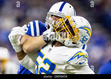 Indianapolis, Indiana, USA. 26. Dezember 2022. Indianapolis Colts Offensive Lineman Braden Smith (72) und Los Angeles Chargers Linebacker Khalil Mack (52) kämpfen während des NFL-Spiels in Indianapolis, Indiana. John Mersits/CSM/Alamy Live News Stockfoto