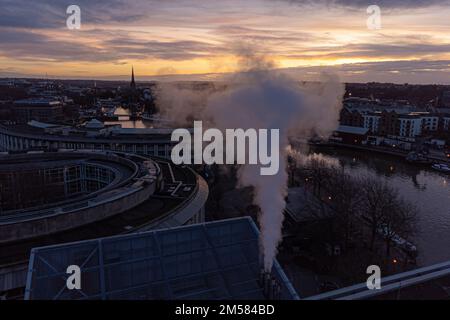 Der Dampf steigt über die Gebäude am Hafen von Bristol auf, während wärmeres Wetter die südlichen Teile Großbritanniens bedeckt. Foto: Dienstag, 27. Dezember 2022. Die Wettervorhersage sagt, dass es im Vorfeld der Neujahrsfeier eine feuchte und windige Woche werden wird. Das MET-Büro sagte, dass es ab Dienstag "möglicherweise störendes Wetter geben könnte und es sicherlich noch viel unruhiger werden wird". Stockfoto