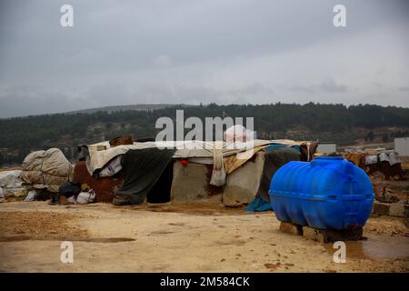 26. Dezember 2022, Sheikh Bahr, Idlib governorate, Syrien: Idlib, Syrien. 26. Dezember 2022 Das Lager Sheikh Bahr in der Nähe der Stadt Armanaz, auf dem Land von Idlib. Die ohnehin schon schwierige humanitäre Lage der Binnenvertriebenen im Nordwesten Syriens verschlechtert sich mit Beginn des Winters weiter. Die meisten Bewohner des Lagers leben in provisorischen Zelten, die sie kaum vor der kalten Jahreszeit schützen, inmitten des anhaltenden Low-Level-Konflikts in Syrien (Kreditbild: © Juma Mohammad/IMAGESLIVE via ZUMA Press Wire) Stockfoto