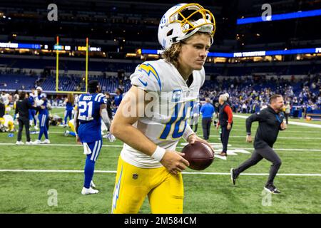 Indianapolis, Indiana, USA. 26. Dezember 2022. Justin Herbert (10), Quarterback der Los Angeles Chargers nach dem NFL-Spiel gegen die Indianapolis Colts in Indianapolis, Indiana. John Mersits/CSM/Alamy Live News Stockfoto