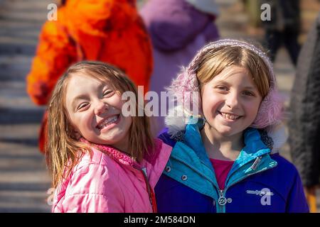 Green Bay, WI USA 10 2020. März: Zwei lächelnde Mädchen im Park. Stockfoto