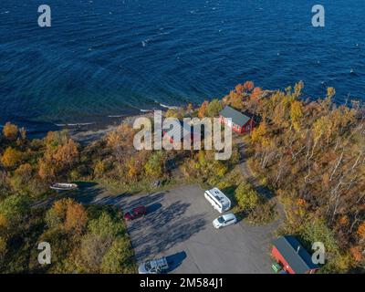 Luftaufnahmen Auto Camping Caravan Parkplatz am See vom Abisko Nationalpark in Richtung Bjoerkliden während der schwedischen herbstfarben von lappland ruska indianer Summe Stockfoto