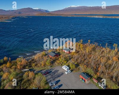 Luftaufnahmen Auto Camping Caravan Parkplatz am See vom Abisko Nationalpark in Richtung Bjoerkliden während der schwedischen herbstfarben von lappland ruska indianer Summe Stockfoto