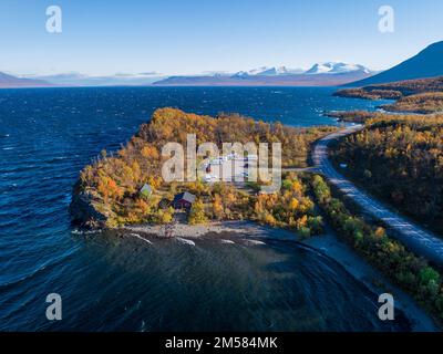 Luftaufnahmen Auto Camping Caravan Parkplatz am See vom Abisko Nationalpark in Richtung Bjoerkliden während der schwedischen herbstfarben von lappland ruska indianer Summe Stockfoto